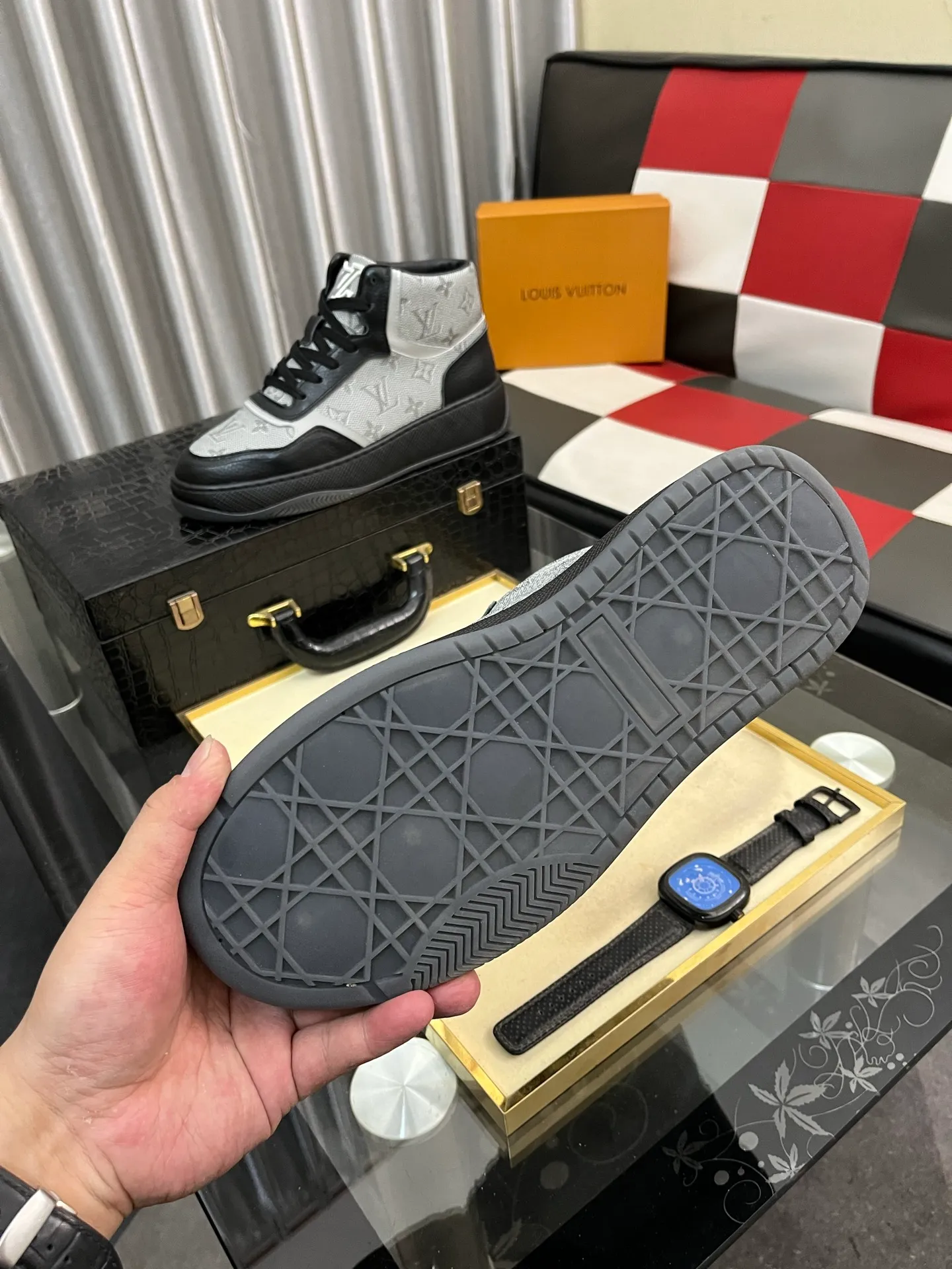 Ex-factory price: 438⌚️⌚️[LOUIS VUITTON] Same style as Louis Vuitton* official website 🚹Men's high-top casual shoes❤️Same style as popular celebrities and big names ~ Best-selling at home and abroad Lv focuses on the checkerboard series...Imported first-layer cowhide with special fabric ➕Full cotton, code number: 38-443️⃣Colors available